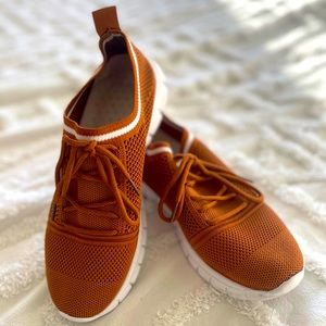 Minimalist lace up front running shoes